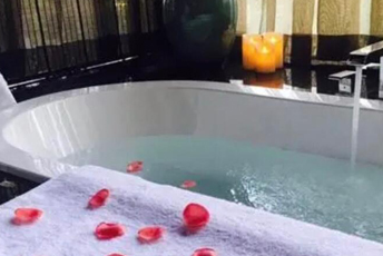 杭州上城水疗池中的失重冥想：当身体学会漂浮